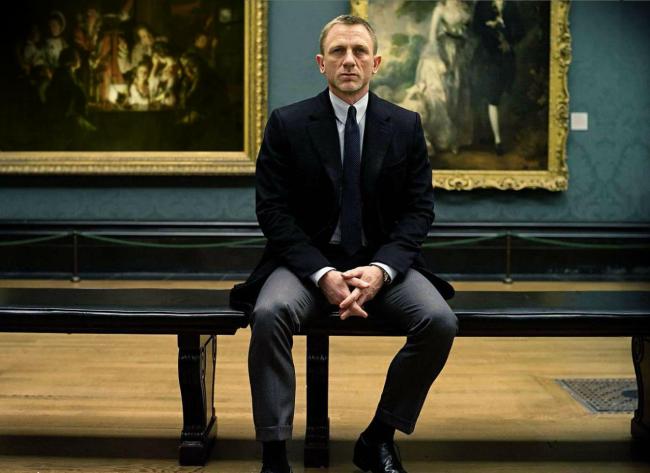 Film James Bond Skyfall - Warten auf einer Holzbank in der National Gallery London